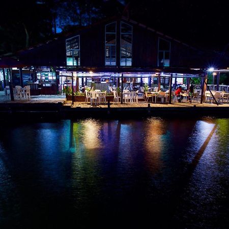 Hotel Y Restaurante Backpackers Rio Dulce Exterior photo