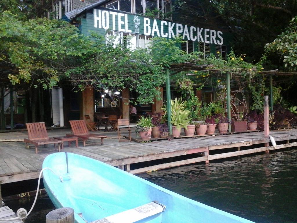 Hotel Y Restaurante Backpackers Rio Dulce Exterior photo