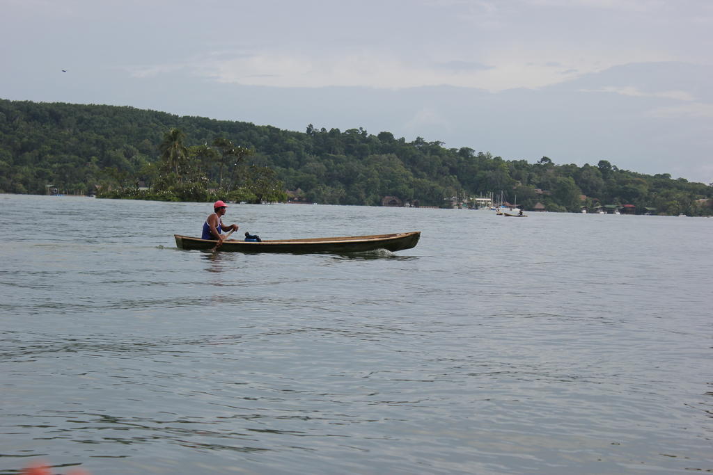 Hotel Y Restaurante Backpackers Rio Dulce Exterior photo