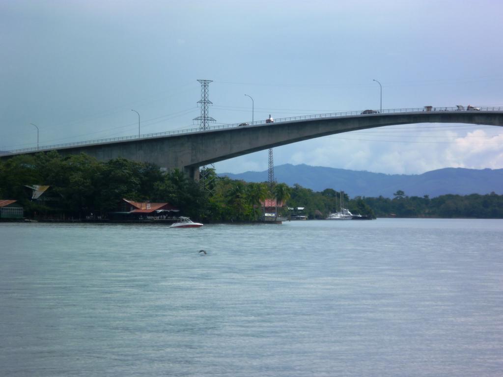 Hotel Y Restaurante Backpackers Rio Dulce Exterior photo