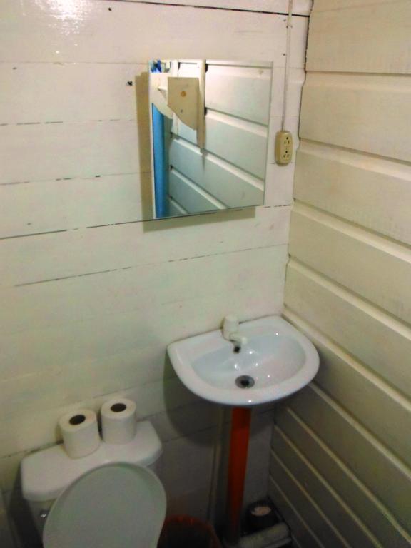 Hotel Y Restaurante Backpackers Rio Dulce Room photo