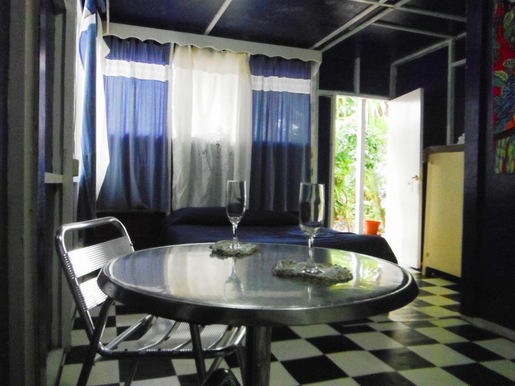 Hotel Y Restaurante Backpackers Rio Dulce Room photo