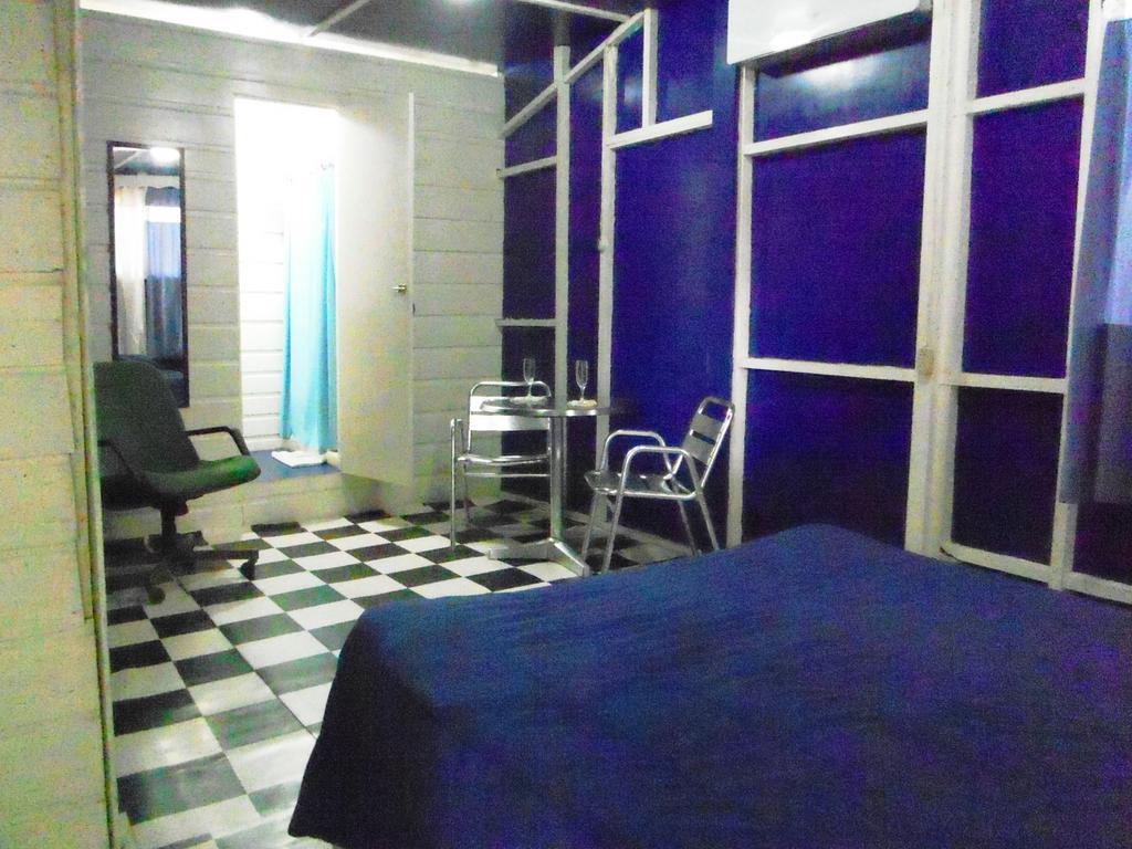 Hotel Y Restaurante Backpackers Rio Dulce Room photo