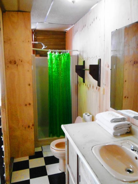 Hotel Y Restaurante Backpackers Rio Dulce Room photo