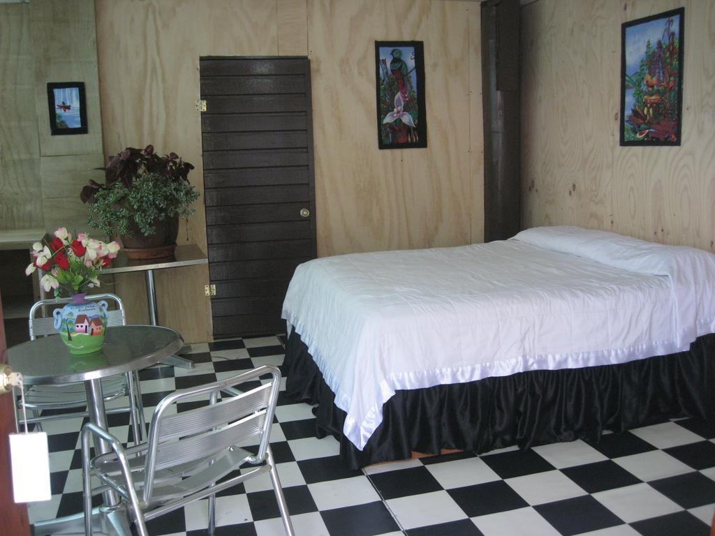 Hotel Y Restaurante Backpackers Rio Dulce Room photo
