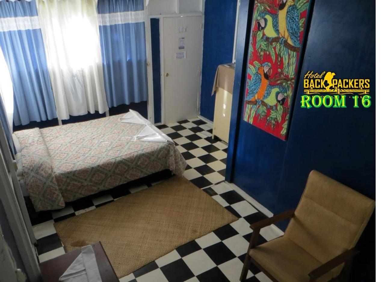 Hotel Y Restaurante Backpackers Rio Dulce Exterior photo
